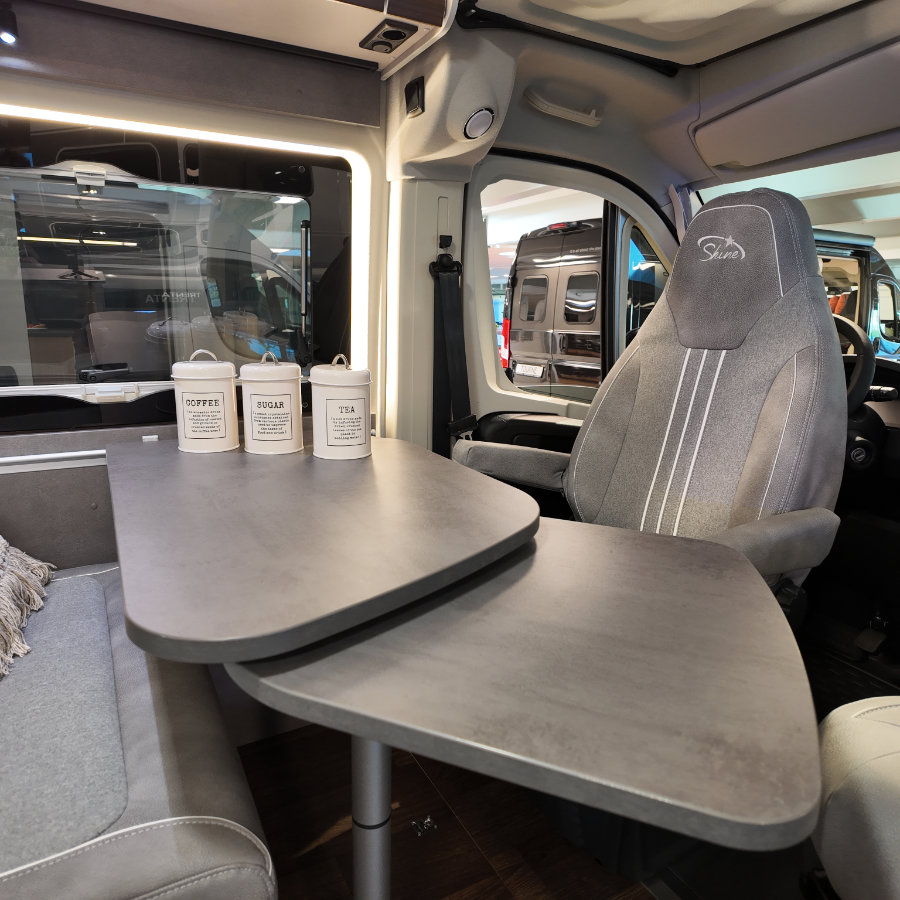 Tisch mit Ausdrehteil